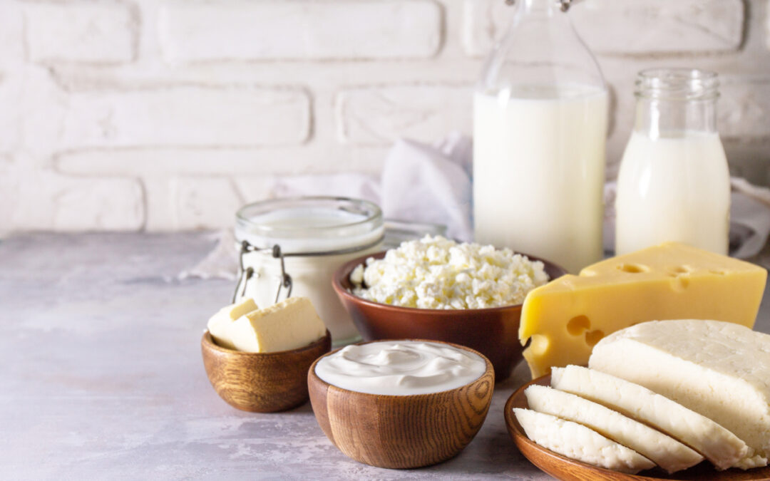 Jak prawidłowo przechowywać nabiał w sklepie spożywczym – zasady, temperatura i higiena