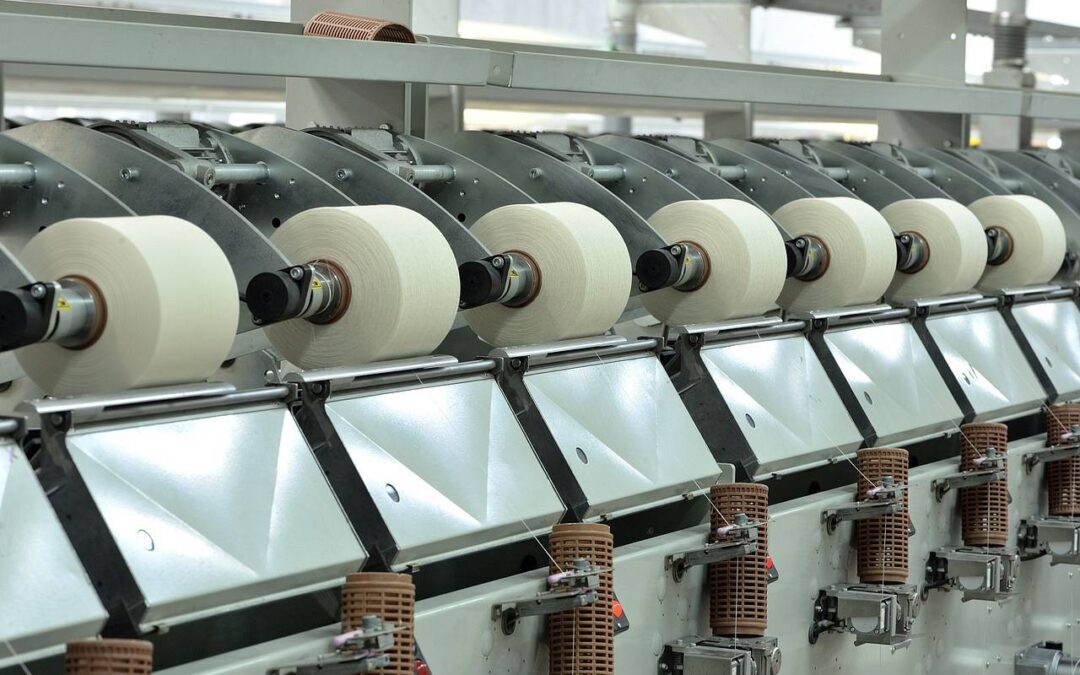 Poziome maszyny pakujące w przemyśle spożywczym – wydajność i automatyzacja pakowania